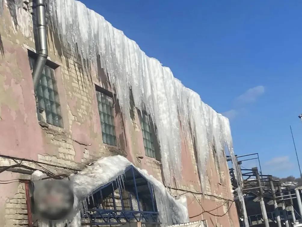 В Саратове массово возбуждают дела из-за гигантских сосулек В Саратове массово возбуждают дела из-за гигантских сосулек